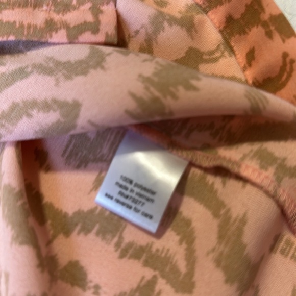 ELIZABETH AND JAMES Women’s Peach Print Drop Button-Front Top size M - Picture 6 of 6